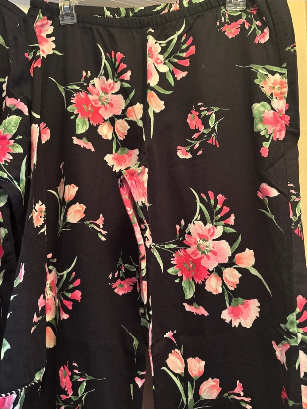 Gently used, CHAPS Women's Black Floral Pajamas 🌷